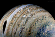 Гигантская лунная тень на Юпитере: фото
