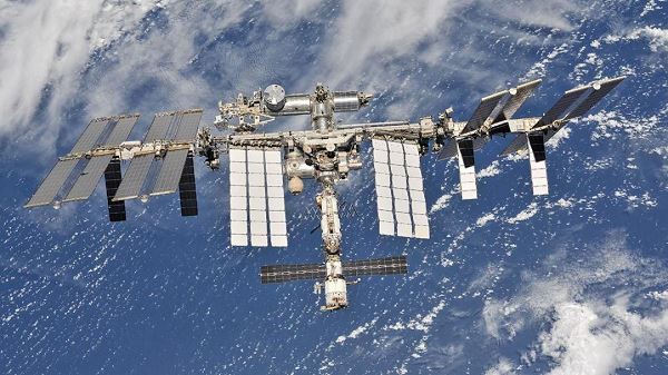 МКС с помощью двигателей российского "Прогресса" уклонится от космического мусора