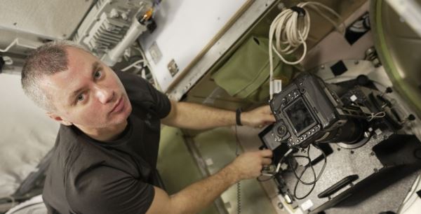 Космонавт Роскосмоса Денис Матвеев проводит эксперимент «Ураган»