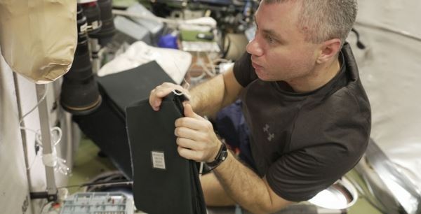 Космонавт Роскосмоса Денис Матвеев проводит эксперимент «Ураган»