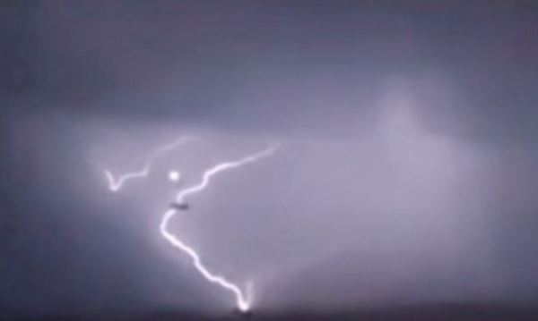 Большой НЛО запечатлели над Лас-Вегасом во время грозы (ВИДЕО)