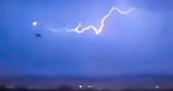 Большой НЛО запечатлели над Лас-Вегасом во время грозы (ВИДЕО)
