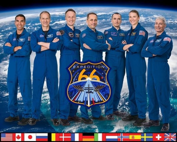 Экипаж МКС весело забавляется при орбитальных корректировках: видео
