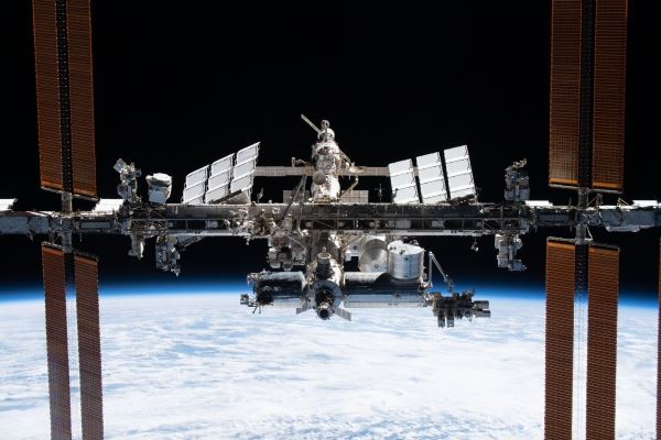Экипаж МКС весело забавляется при орбитальных корректировках: видео