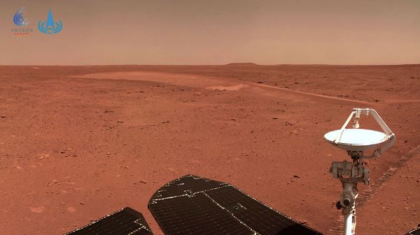Китайский марсоход «Чжужун» проехал около двух километров по поверхности Красной планеты