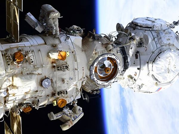 Командование МКС перейдет к российскому космонавту Артемьеву в среду