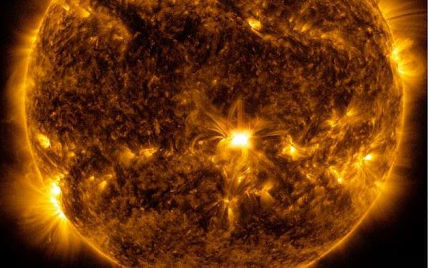 На Солнце произошла солнечная вспышка средней мощности