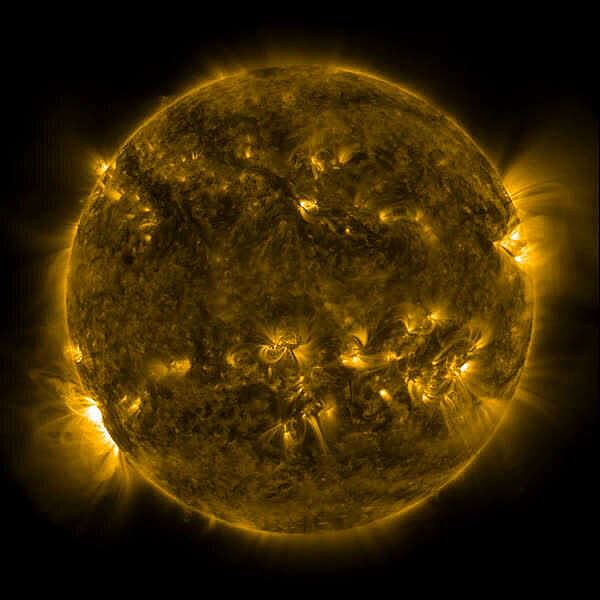 Обсерватория SDO НАСА наблюдает на Солнце мощную солнечную вспышку
