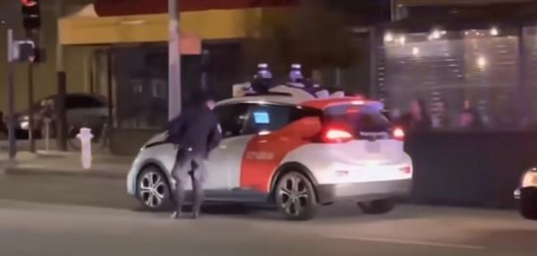 Полиция остановила машину без водителя, которая затем уехала