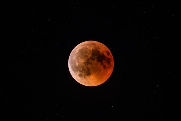 Полное лунное затмение 16 мая окрасит Луну в красный цвет