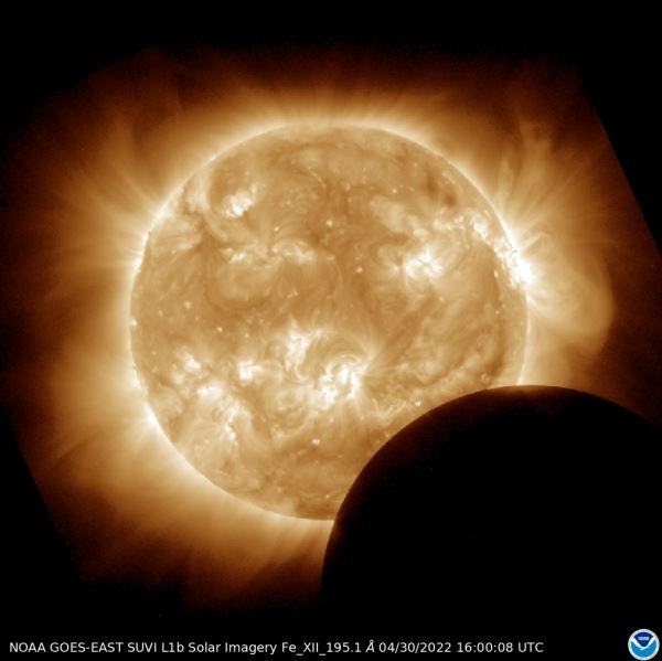 Спутник сфотографировал первое солнечное затмение 2022 года