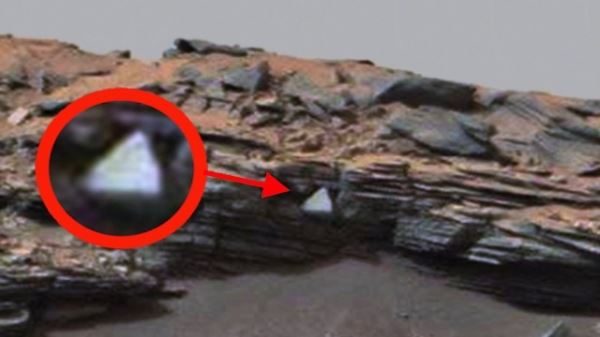 Треугольный белый объект обнаружил уфолог на Марсе