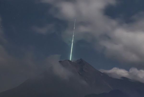 В Индии запечатлели НЛО, влетающий в жерло вулкана