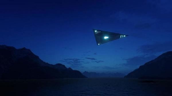 В Сети появились кадры с треугольными НЛО, зависшими над эсминцем ВМС США