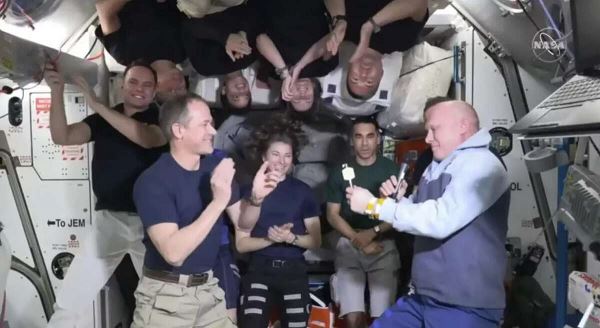 Артемьев принял командование МКС перед отправлением миссии Crew-3 на землю