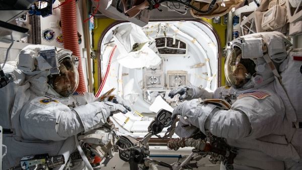 Как астронавты общаются в космосе без слов (видео)