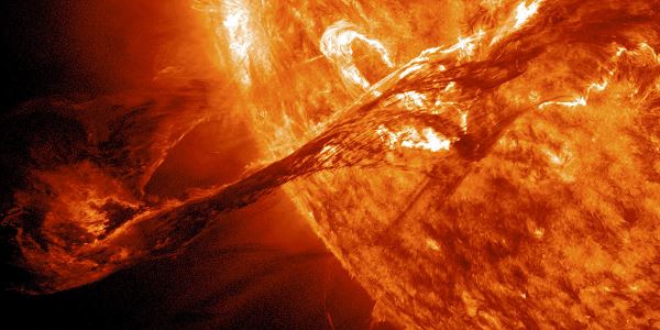 Ученые раскрыли природу самых опасных солнечных вспышек